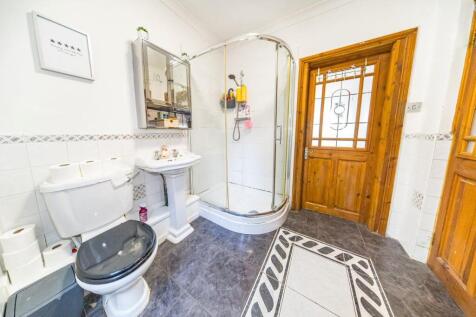 38 Cumber Lane shower room.jpg