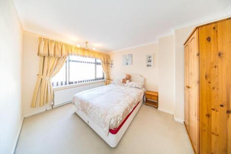 15 Arnside Avenue bedroom 1.jpg