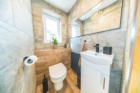 29 Copperwood Drive en suite.jpg