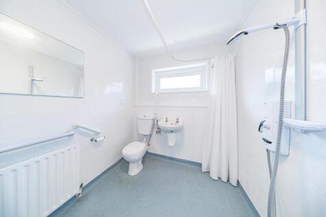 12 Tern Way wet room.jpg