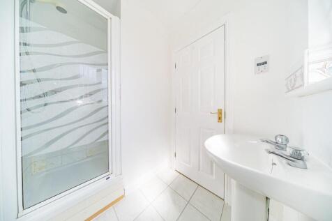 26 Lloyd Road en suite.jpg