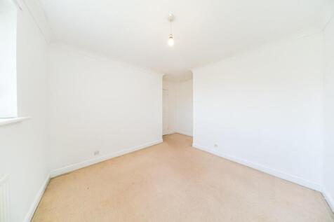 26 Lloyd Road bedroom.jpg