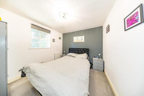 Flat 8 Derby Street bedroom 1 2.jpg