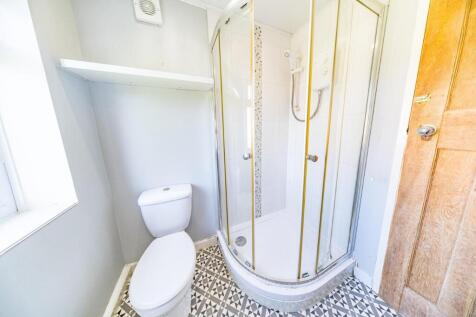 46 Cumber Lane shower room.jpg