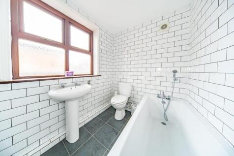 46 Columbia Road bathroom.jpg