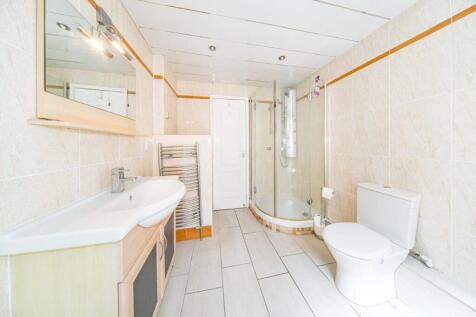 35 Longmeadow Road bathroom 2.jpg