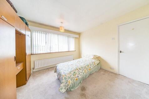 10 fairholme ave bedroom 2.jpg