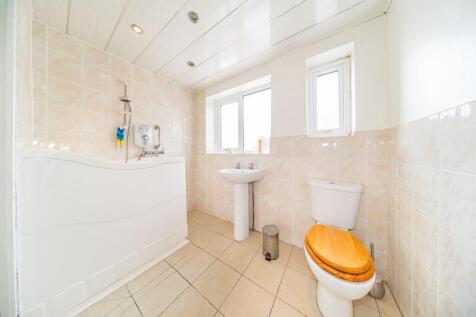 10 fairholme ave bathroom.jpg