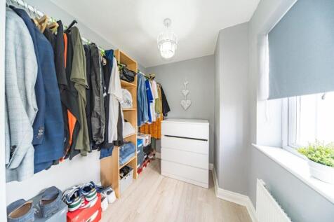 19 Sandfield Crescent dressing area.jpg