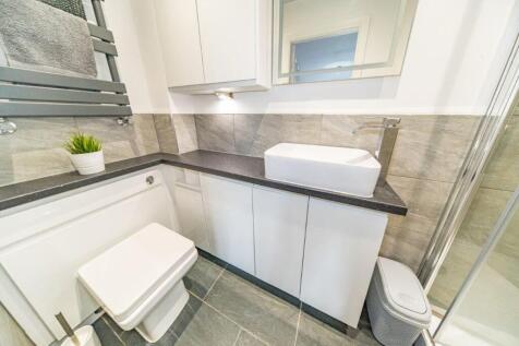 19 Sandfield Crescent en suite.jpg
