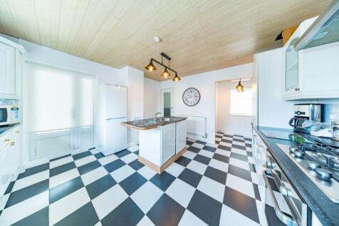 31 Windsor Road kitchen 3.jpg