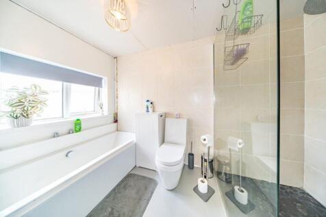 31 Windsor Road bathroom 2.jpg