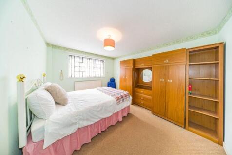1 Crantock Close bedroom 1.jpg