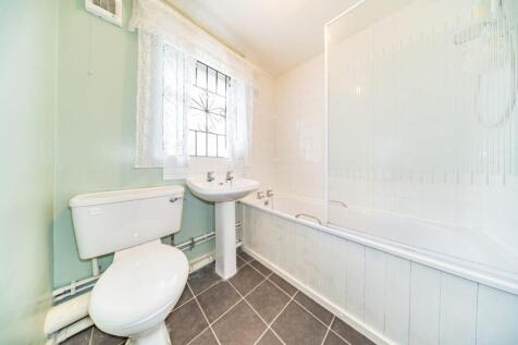1 Crantock Close bathroom.jpg