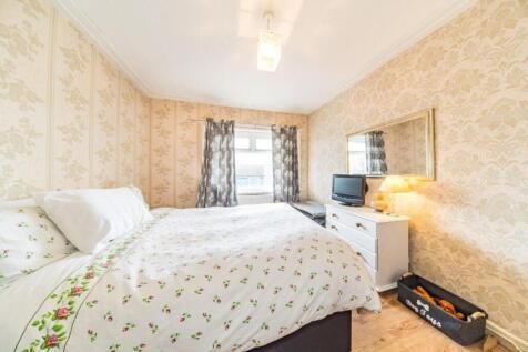 104 Astley Road bedroom 1 2.jpg