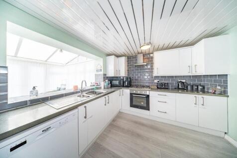 26 Holden Road kitchen.jpg