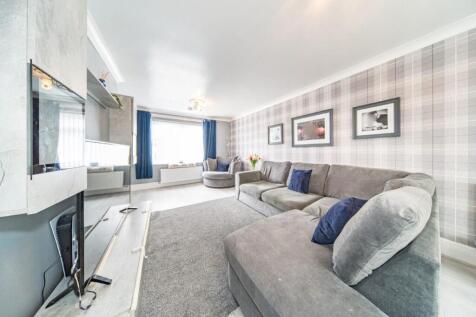 26 Holden Road lounge.jpg