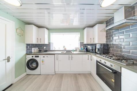 26 Holden Road kitchen 2.jpg