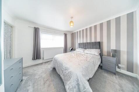 26 Holden Road bedroom 1.jpg