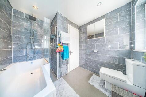 26 Holden Road bathroom 2.jpg