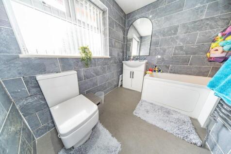 26 Holden Road bathroom.jpg