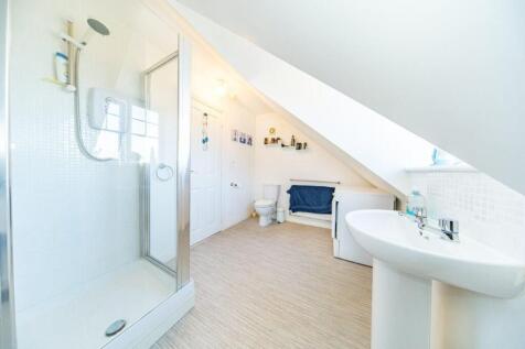 15 Station Road en suite 2.jpg