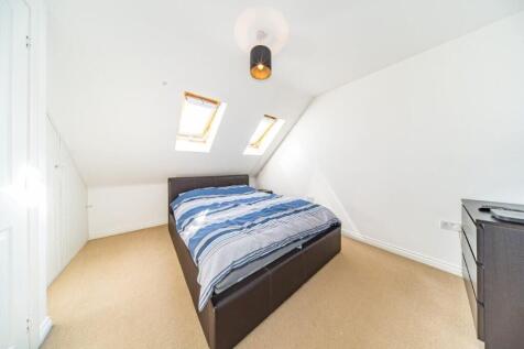15 Station Road bedroom 1.jpg