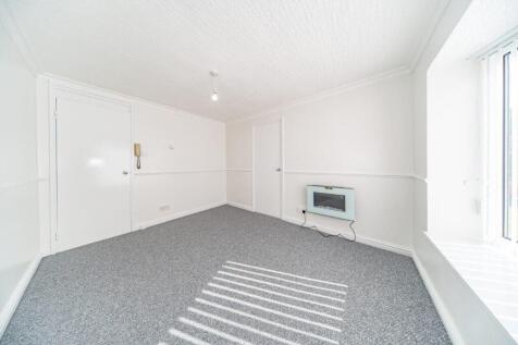 16 Portico Court lounge 2.jpg