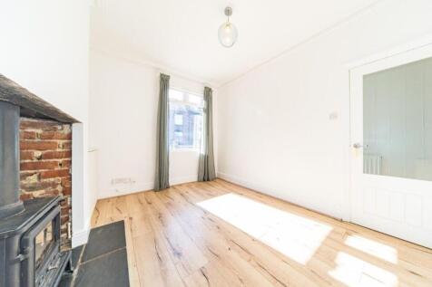 31 Ellaby Road lounge 2.jpg