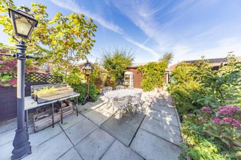 20 Hillschool Road garden 2.jpg