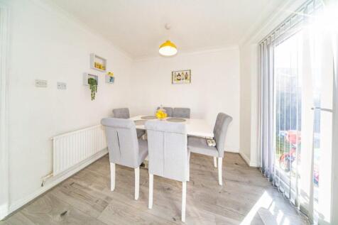 3 Deanwood Close dining area.jpg