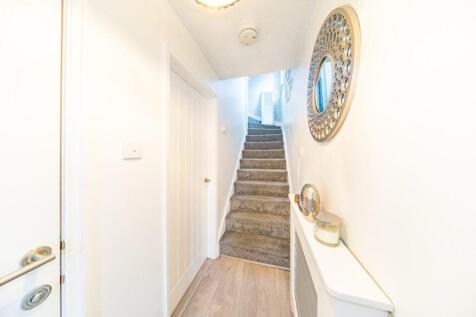 3 Deanwood Close hall.jpg