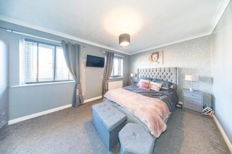 3 Deanwood Close bedroom 1.jpg