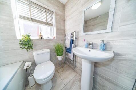 3 Deanwood Close bathroom.jpg