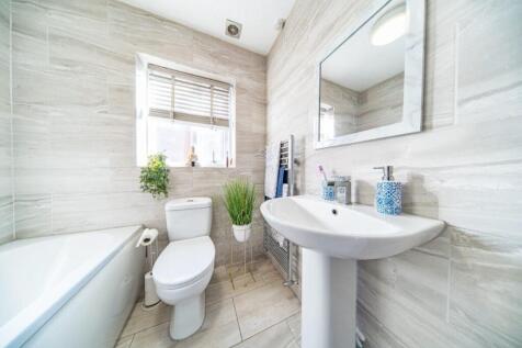 3 Deanwood Close bathroom 2.jpg