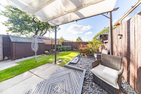 10 Tinling Close garden 2.jpg