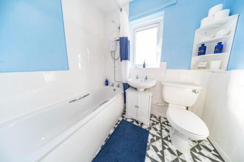 10 Tinling Close bathroom.jpg