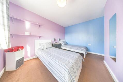 10 Tinling Close bedroom 2 2.jpg