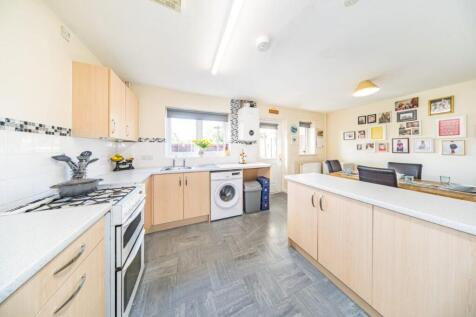 10 Tinling Close dining kitchen.jpg