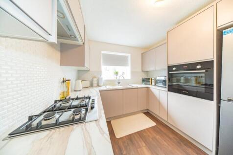 11 Newark Close kitchen.jpg