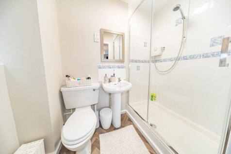 11 Newark Close en suite.jpg