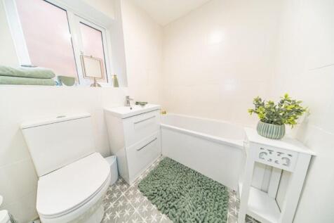 11 Newark Close bathroom.jpg
