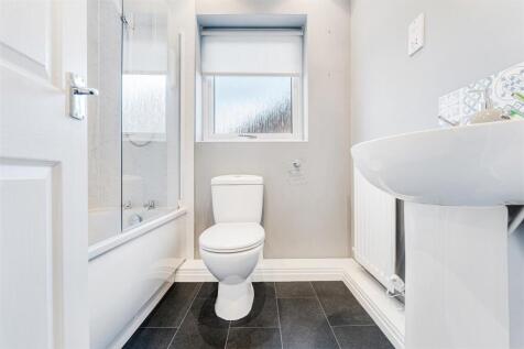 59 Manorwood bathroom.jpg