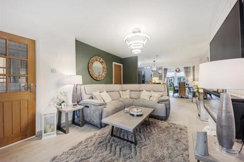 1 Thorndyke Close lounge 2.jpg