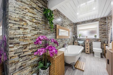 1 Thorndyke Close bathroom.jpg