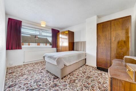 72 Sinclair Avenue bedroom 1.jpg