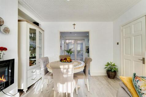 65 Hathersage Road dining area.jpg