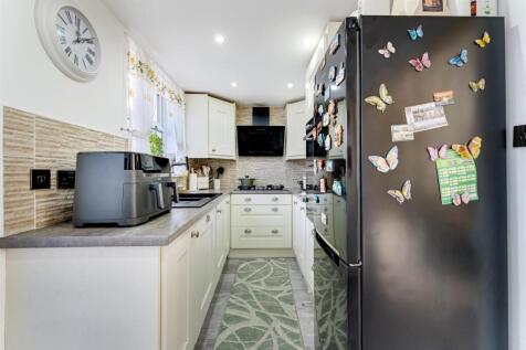 65 Hathersage Road kitchen 2.jpg