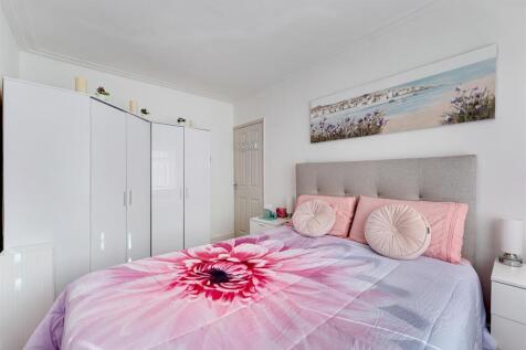 65 Hathersage Road bedroom 1 2.jpg