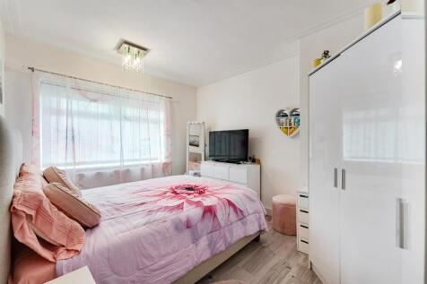 65 Hathersage Road bedroom 1.jpg